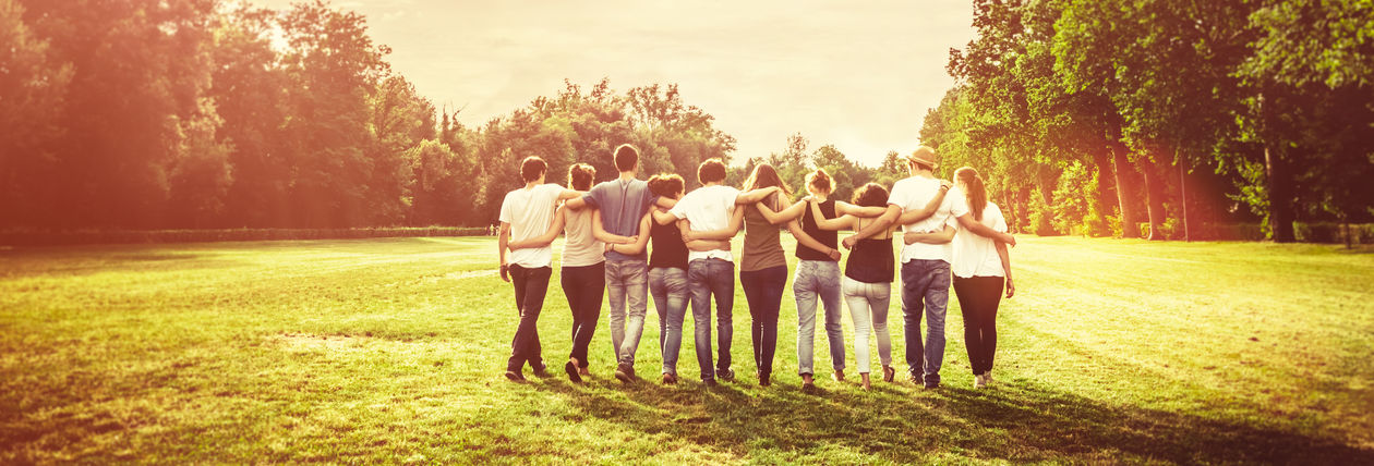 Freunde, die sich umarmen